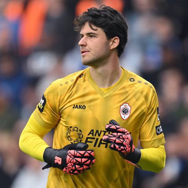 Man. United are advancing in talks to sign Royal Antwerp goalkeeper Senne Lammens.